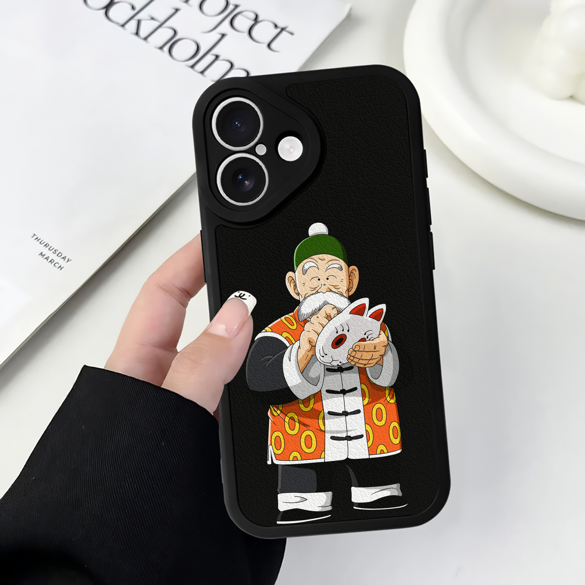 （画像用） ドラゴンボール 亀仙人（かめせんにん） DRAGON BALL Master Roshi Kame Sennin 【iPhone 16シリーズ対応】シリコンスマホケース（レザー調） 材質：シリコン